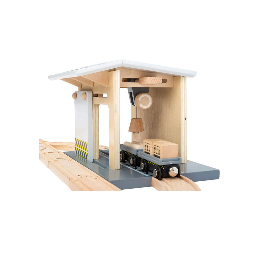 Goods station with accessories